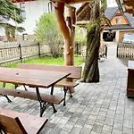 Goralski W Ogrodzie Przy Stoku Narciarskim